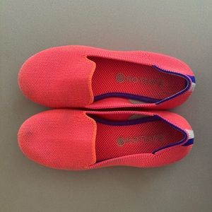 Girls Rothy’s loafer in Flamingo pink